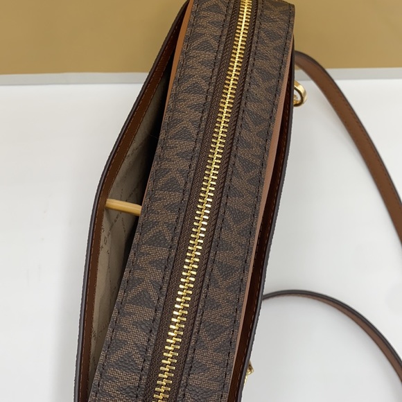 MICHAEL KORS LG EW ZP CHAIN XBODY BROWN SIGNATURE - Picture 11 of 16